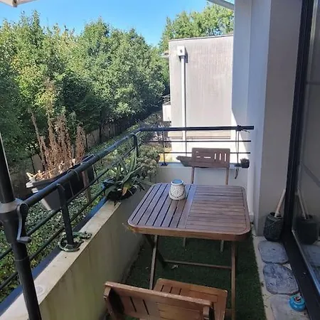 Entrez Dans Mon Calme, Lumineux Et Modeste Temple